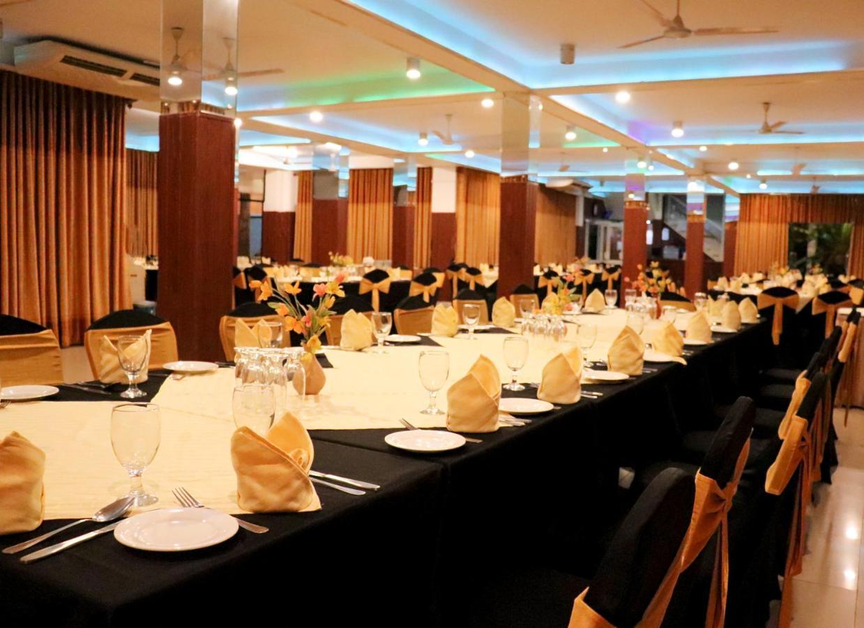 Hotel Aradhana Гале Екстериор снимка