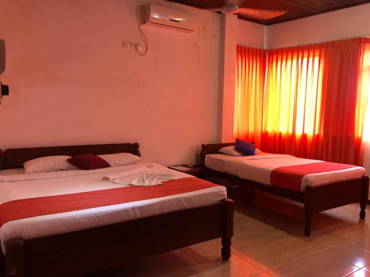 Hotel Aradhana Гале Екстериор снимка
