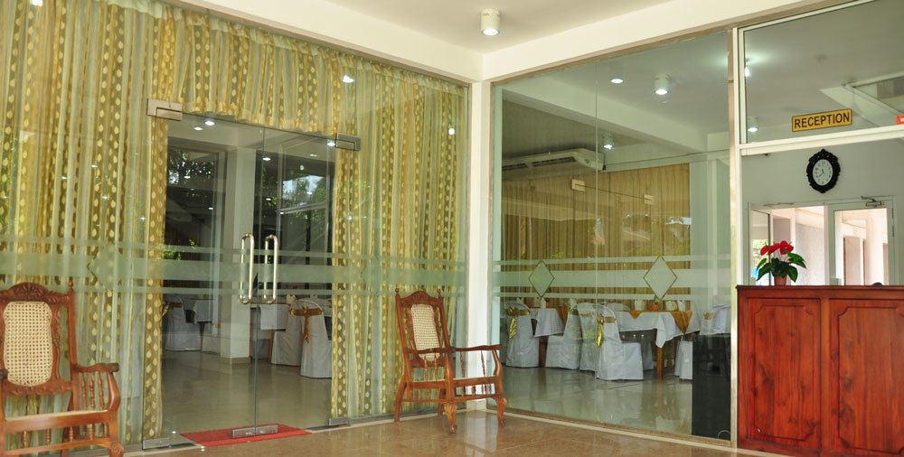 Hotel Aradhana Гале Екстериор снимка