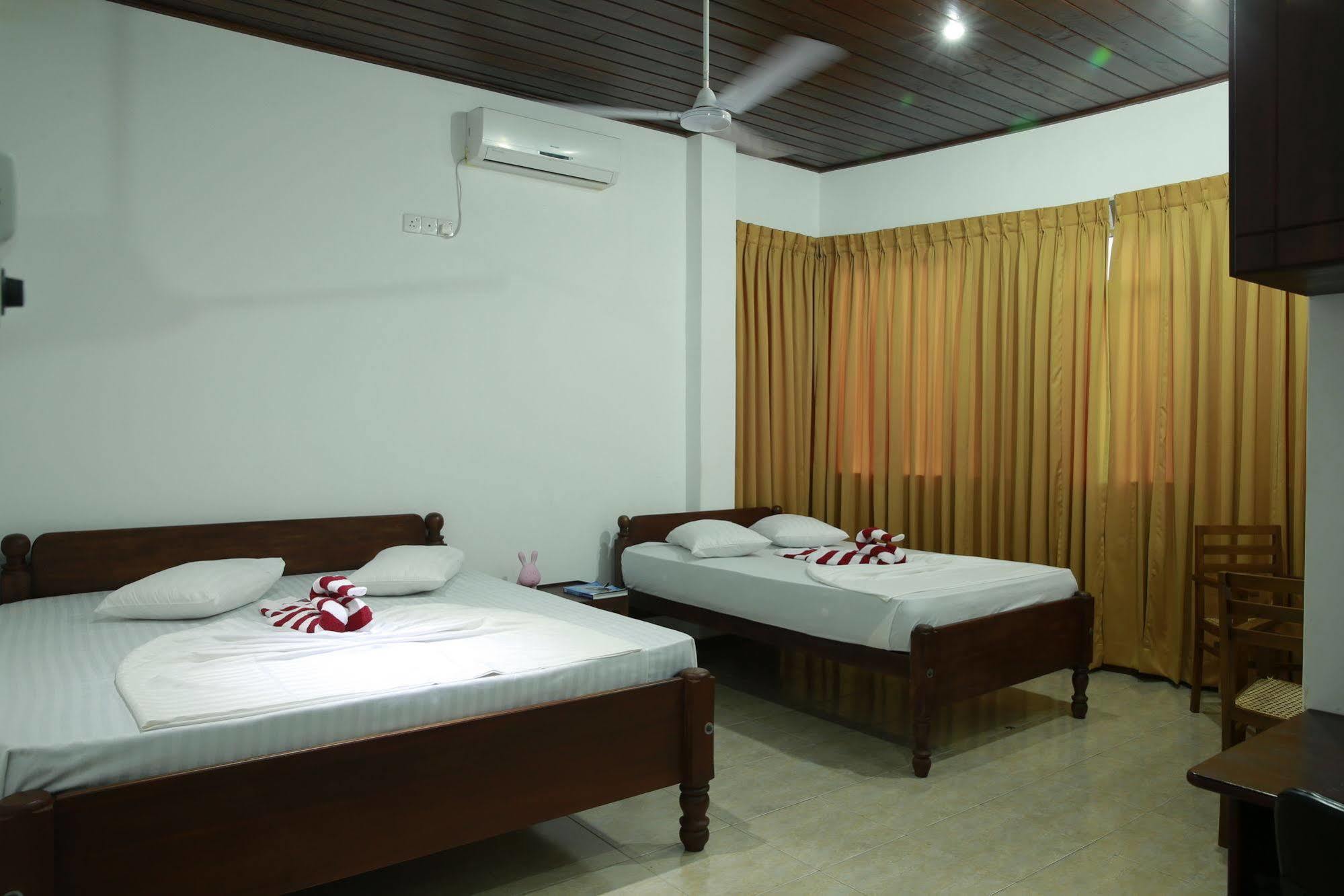 Hotel Aradhana Гале Екстериор снимка