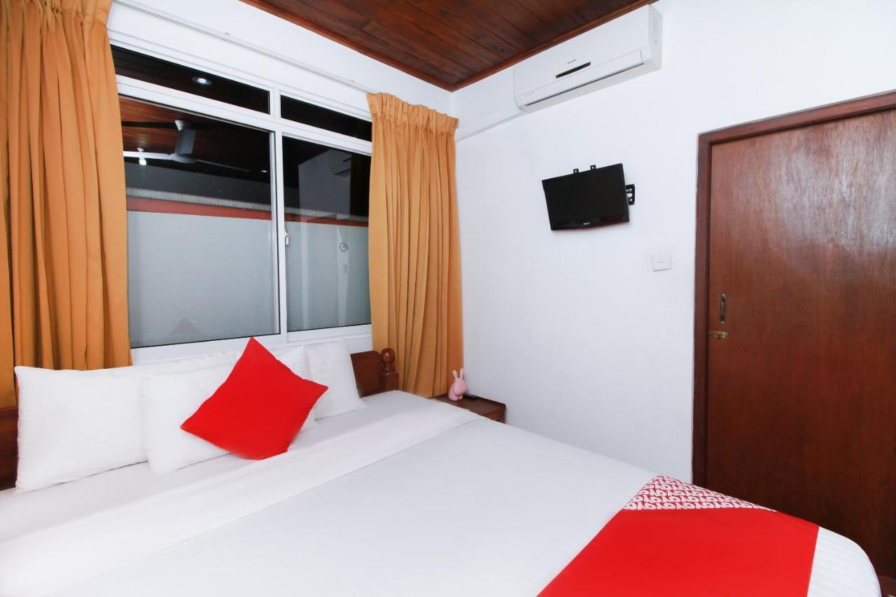 Hotel Aradhana Гале Екстериор снимка