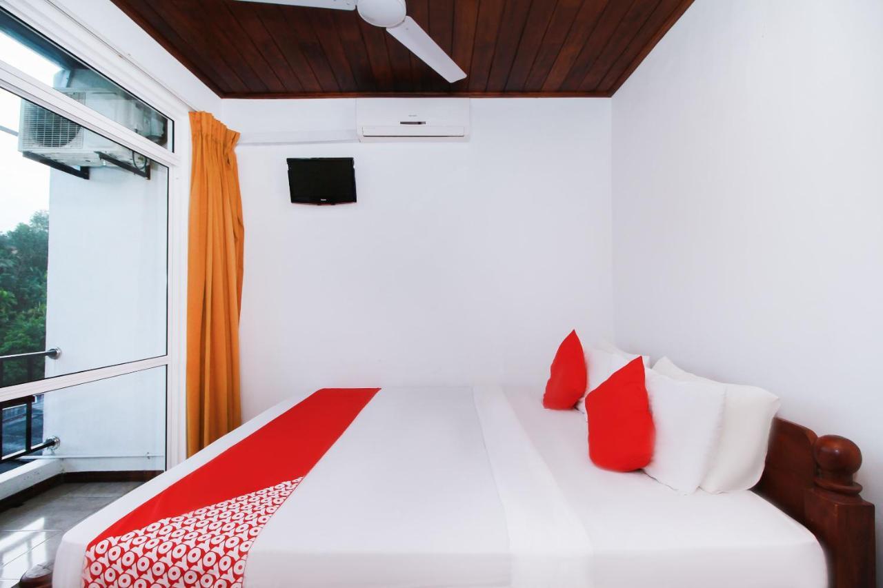 Hotel Aradhana Гале Екстериор снимка