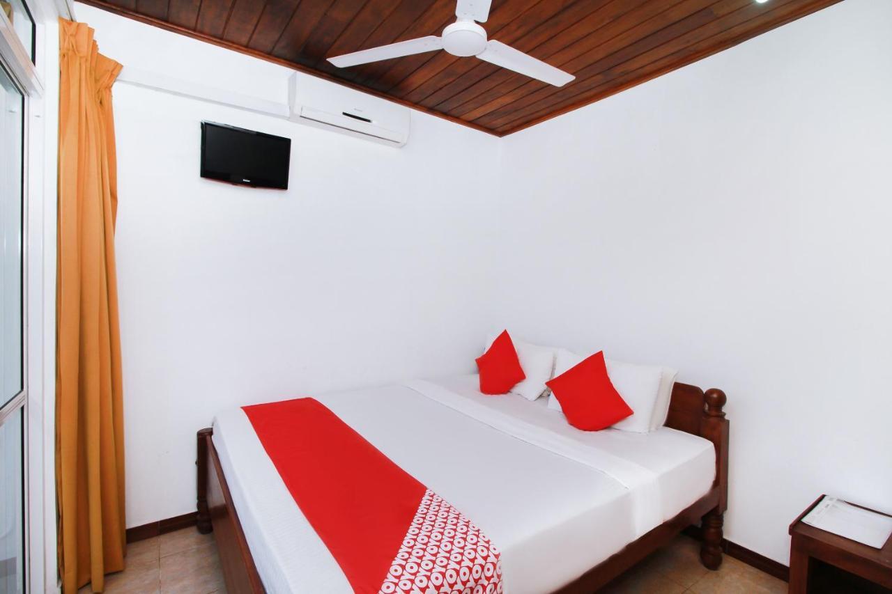 Hotel Aradhana Гале Екстериор снимка