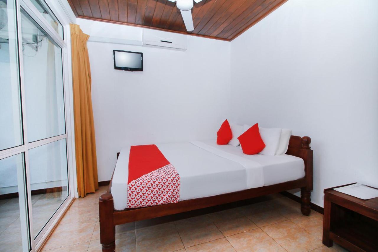 Hotel Aradhana Гале Екстериор снимка