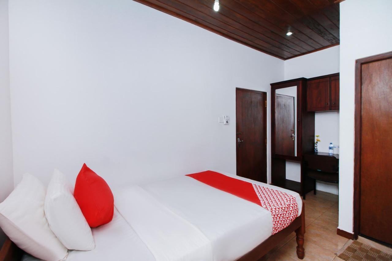 Hotel Aradhana Гале Екстериор снимка
