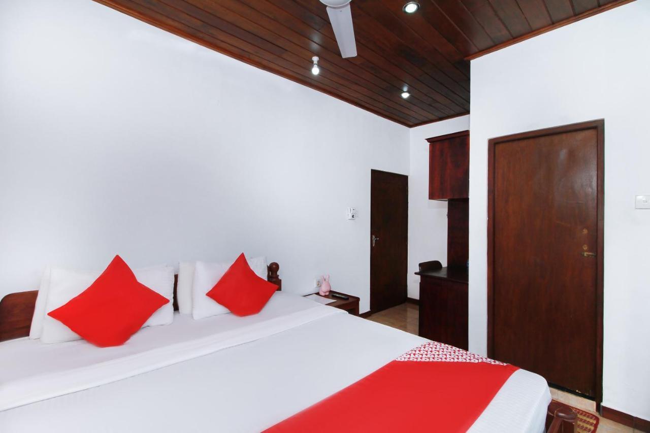 Hotel Aradhana Гале Екстериор снимка