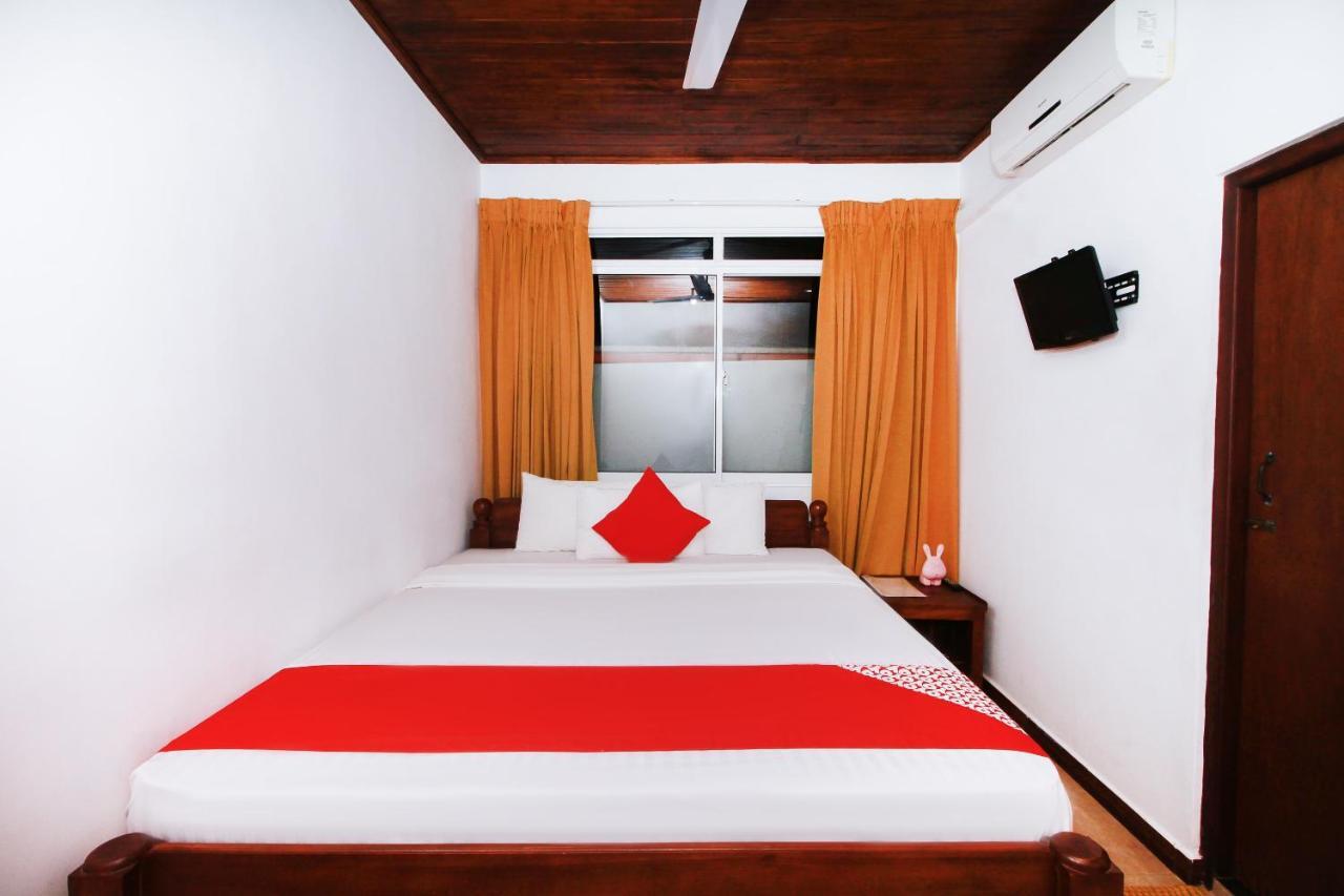 Hotel Aradhana Гале Екстериор снимка